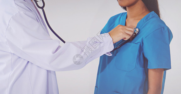 外套心脏接受听诊检查的医生职业卫保健图片