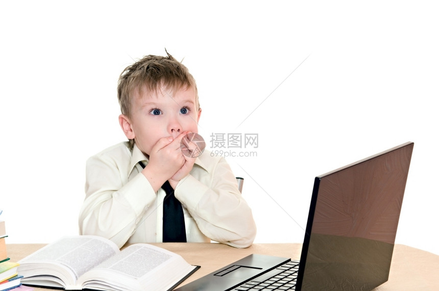 课堂孩子个人电脑被白背景的男孩迟到吓了一跳图片