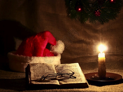 希望房间圣诞节和新年主题包括圣经蜡烛诞树帽和园林配饰图片