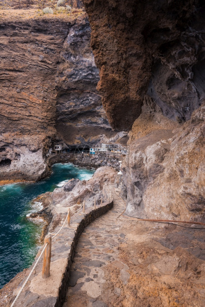 火山在西班牙加那利群岛拉帕尔马ElPorisdeCandelaria的旅游景点海盗洞穴中的隐藏房屋自然放松图片