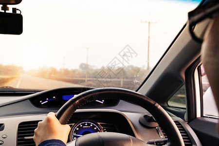 安全驾驶速度控制和安全距离公路上的安全驾驶交通地车辆图片