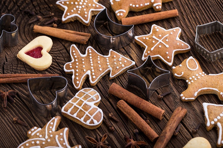 心圣诞自制的手工姜饼干木本底装饰食物图片