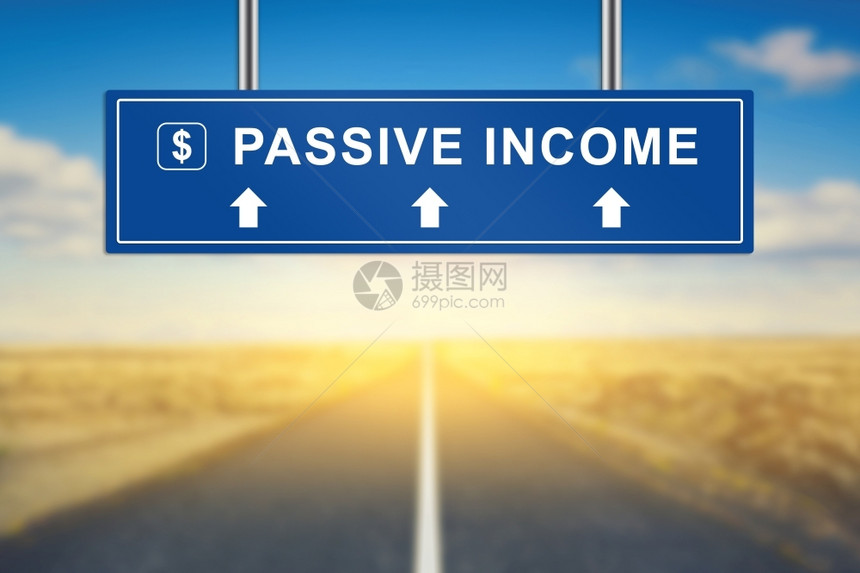 金融蓝路标志上带模糊背景的被动收入单词财富市场图片