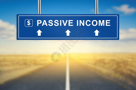金融蓝路标志上带模糊背景的被动收入单词财富市场图片