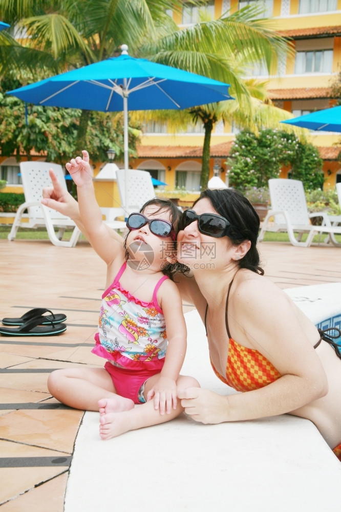 母亲和女儿在游泳池玩士咧嘴笑个人图片