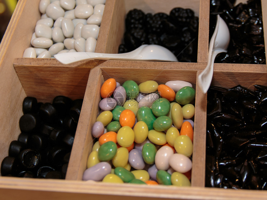 派对木箱中各种多彩糖杏仁复活节架子图片