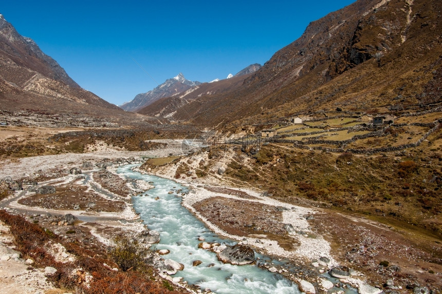 环境的户外尼泊尔喜马拉雅生态的村庄和排水河流高度图片