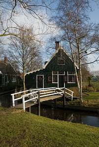 荷兰桑斯安小村庄的传统荷兰房屋欧洲的桑塞烟囱图片