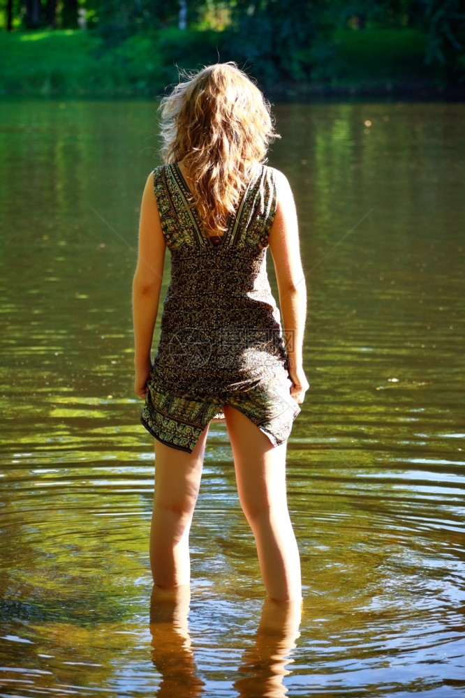 沙洲美丽的女孩站在河里头发天图片