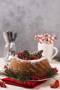 甜的盒子查看带有松果红浆的圣诞蛋糕来临图片