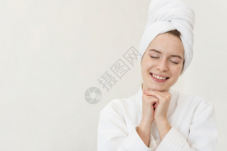 懒惰的浴衣妇女装扮袍带着复制空间微笑早晨图片