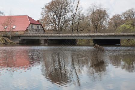 户外镇云布伦古利市拉脱维亚旧桥和街道河与波浪2018年春季图片