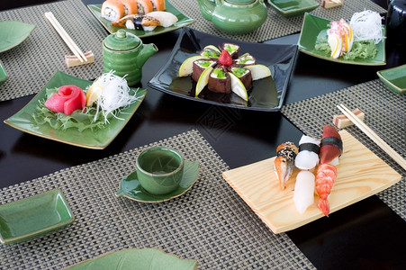 白饭空的一家日本寿司餐厅的一张桌子顿饭图片