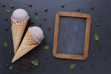网络咖啡冰淇淋雪糕黑板形象的交货图片