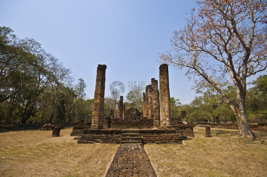 宗教SiSatchanalai的WatChediChetThaeo废墟的一部分古老泰奥图片