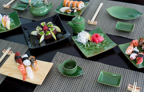 筷子一家日本寿司餐厅的一张桌子蛋糕茶壶图片