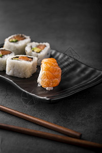 日本人一顿饭鱼关闭握寿司图片
