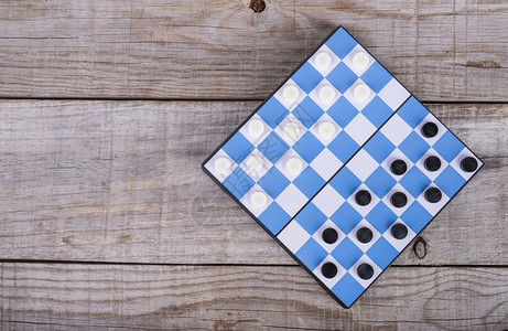 线条黑色的蓝棋盘上小牌游戏正方形图片