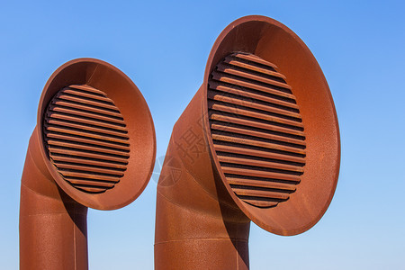 两根生锈的棕色金属管道供空气出口用建造系统葡萄牙图片