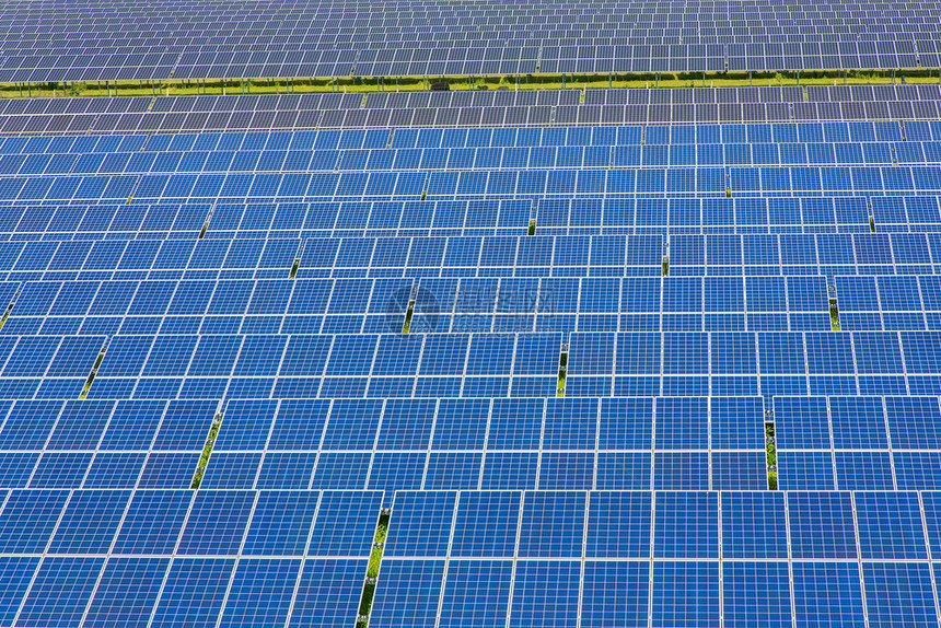 荷兰有蓝色太阳能集光器的大面积田蓝色产生太阳图片