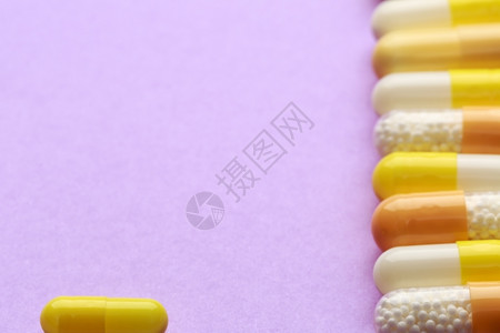 黄色胶囊药物背景图片