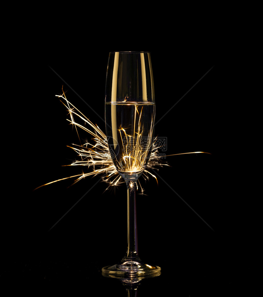 葡萄酒奢华轮廓在孟加拉灯光下一杯香槟黑色背景西尔休埃特庆祝新年的理念庆祝新年以孟加拉灯光来一杯香槟图片