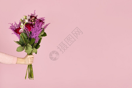 紫色桔梗花乡村浪漫女手持美丽的花束在粉红色背景中突显女手持玫瑰和洋桔梗花女手持玫瑰和洋桔梗花朵背景