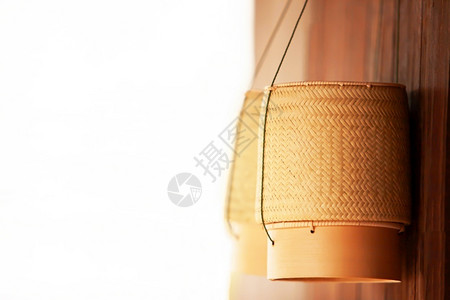 挂在木柱上的两个粘米篮子泰国东北部手工艺竹制品有选择重点的白种背景有复制空间自棕色的本国背景图片
