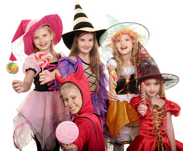 万圣节提着糖果的女孩女孩们五个子在万圣节迷彩装和恶魔展示他们的糖果狂欢可爱背景