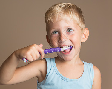 刷牙的小男孩背景图片