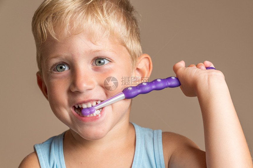 刷牙的小男孩图片