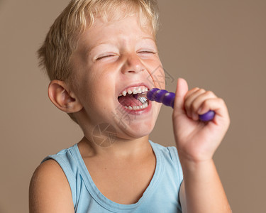 刷牙的小男孩背景图片