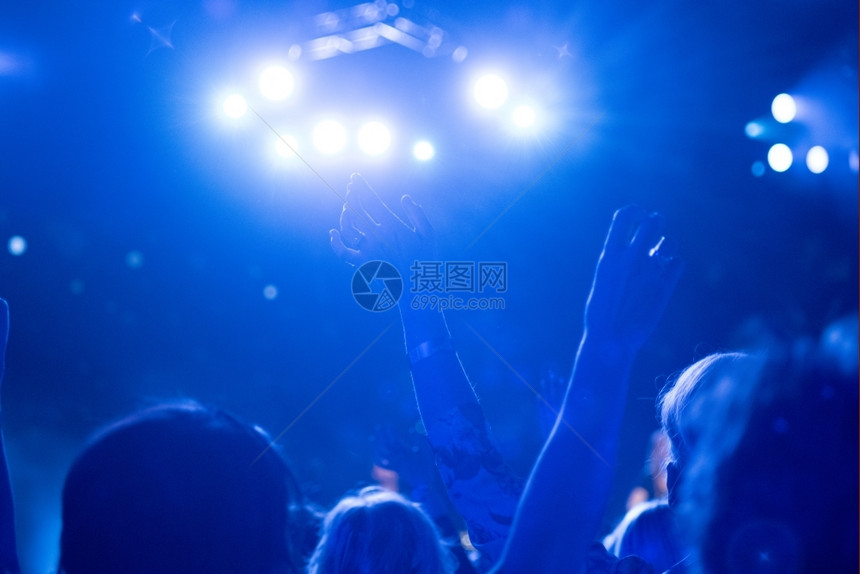 与匿名吉他手一起在前台和背景舞上的举起双手播放器音乐会提高图片