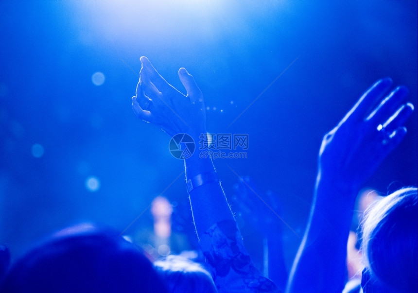 与匿名吉他手一起在前台和背景舞上的举起双手前景五旬节派乐队图片