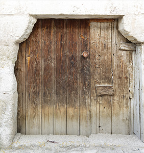 非常古老的风化梯形仿古木门带锁古代梯形仿木门中间有锁结构体制的一种图片