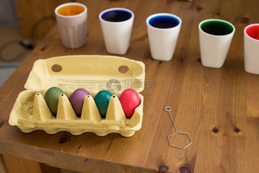 五颜六色的复活节彩蛋的着色准备彩蛋五颜六色的彩蛋复活节着色准备彩蛋绘画绿色图片