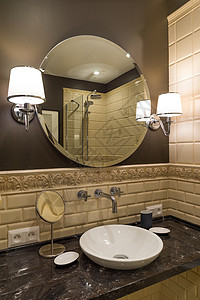 洗澡装饰品在室内豪华浴的圆镜子图片