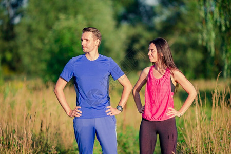 积极运动情侣在公园跑步健康生活方式身理念康与身锻炼日落活动图片