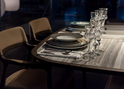 椅子装有水晶玻璃和昂贵餐桌软件的奢华表格设置夜晚低的图片