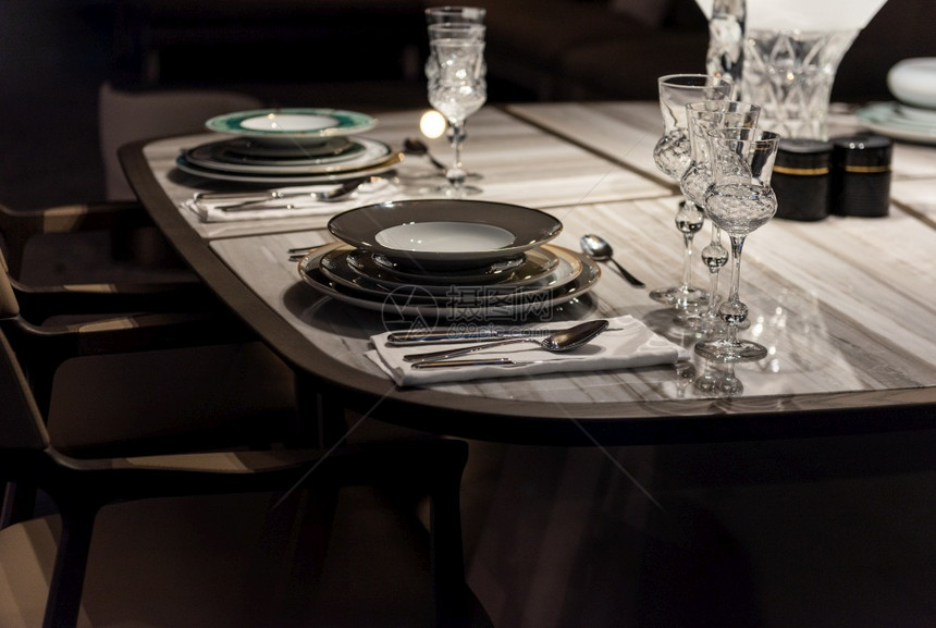 现代的复制装有水晶玻璃和昂贵餐桌软件的奢华表格设置放图片