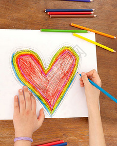 蜡笔红色的草图小女孩正在画红心母亲日父情人节生图片