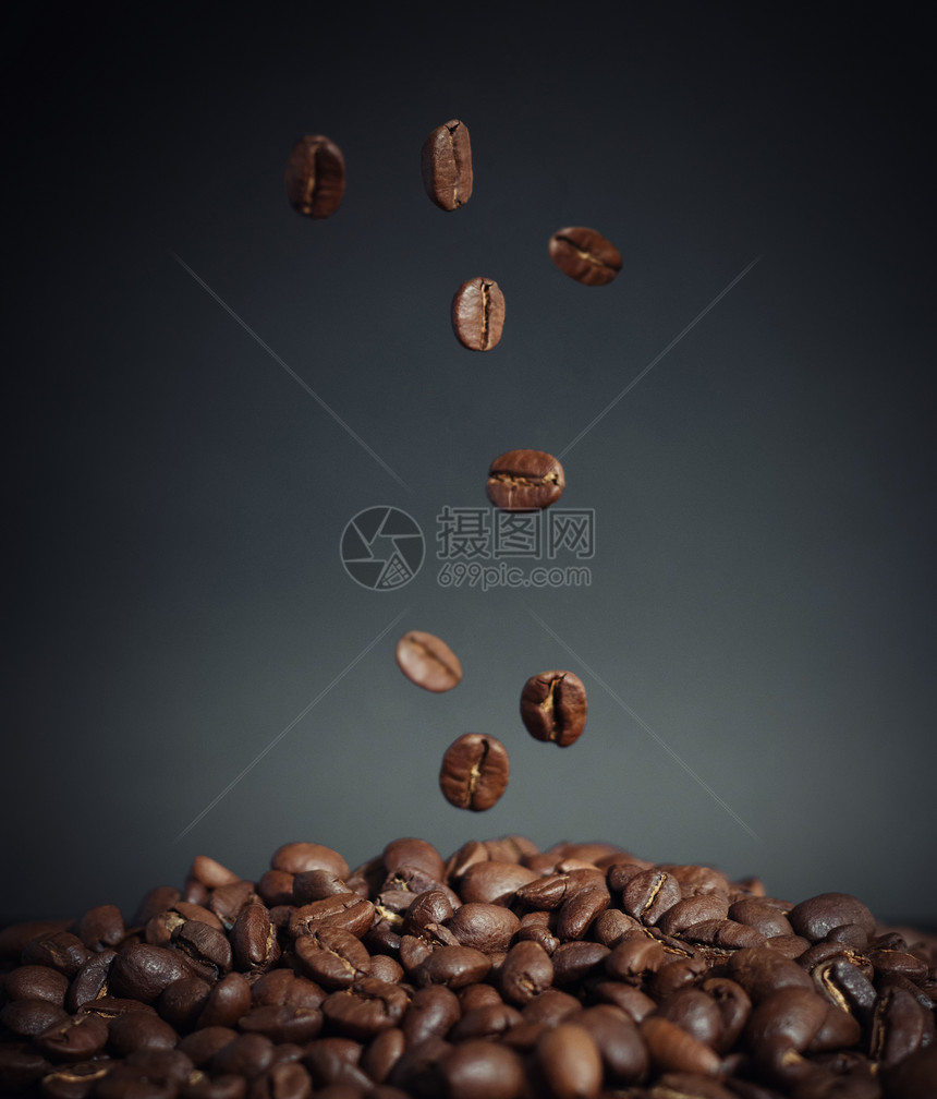 掉落的咖啡豆图片