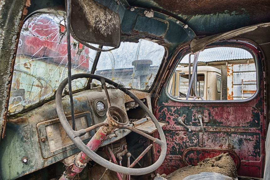 捡起鲁斯特泥土和破碎的挡风玻璃在华盛顿东部农村这辆老卡车的内部提供典型的古老背景东华府农村之内西方图片