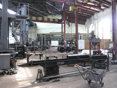 工厂古董制造业修理厂的老旧机器工具图片
