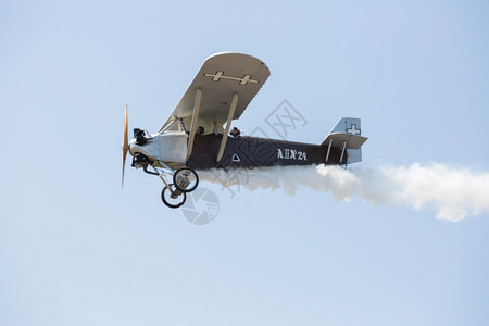 技术天空拉托维亚州里加市的阿维奥为纪念城市节日而举行的表演飞员用15082号飞机展示威旅行图片