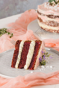 红色的卡路里草莓蛋糕海绵和鲜草莓以及粉红背景酸奶油的切片饼干图片