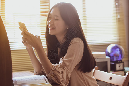 微笑应用程序女士阅读高清图片