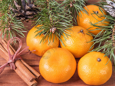 橘子假期木制的圣诞概念与丹吉尔尼恩法支分配香料和在老生锈的木制桌上图片