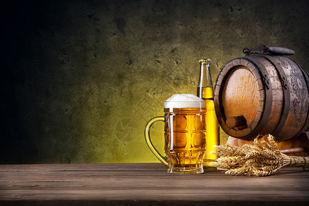 耳朵双面啤酒杯瓶子和桶装黄色背景的瓶子和桶式啤酒杯瓶子和桶未装瓶的图片