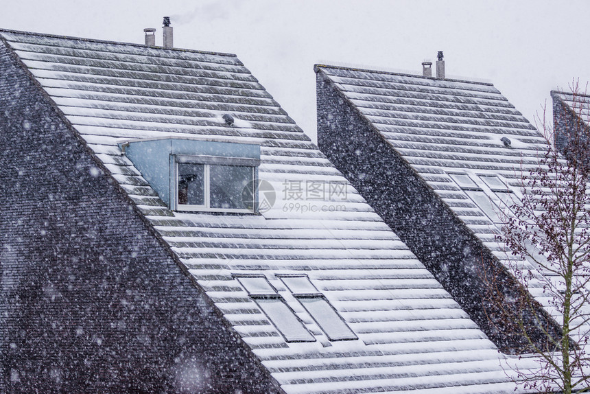 冬季积雪风天气现代荷兰铝结构的尖顶屋覆盖着冬季的雪暴风三角形圣诞节图片